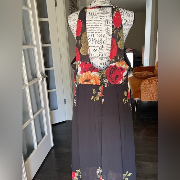 ❗️PRICE DROP❗️XL Black with flowers maxi halter style dress - Picture 4 of 10